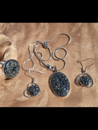 Resin jewelry customized with glossy Black stones