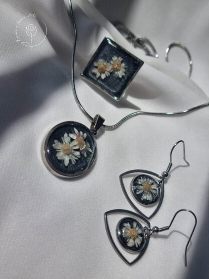 Floral jewelry customized with original dried flowers