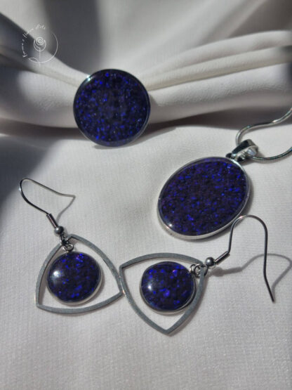 Resin jewelry customized with glossy Blue stones