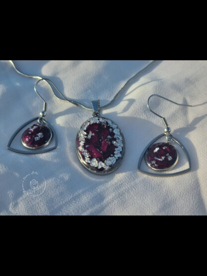 Resin jewelry customized with dried rose petals