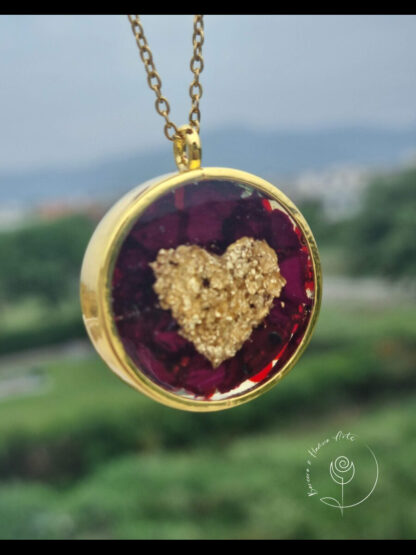 Golden necklace customized with original dried rose petals and gold flakes